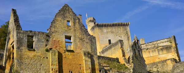 Panoramique ruines du château de Commarque (24620 Les Eyzies), département de la Dordogne en région Nouvelle-Aquitaine, France