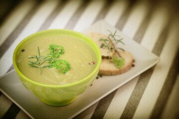 soupe de légumes vert, soupe de poireaux
