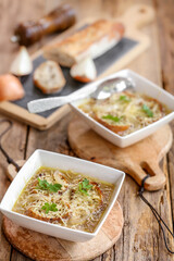 soupe à l'oignon traditionnelle avec pain et gruyère