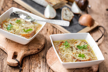 soupe à l'oignon traditionnelle avec pain et gruyère