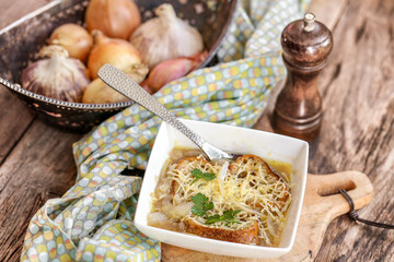 soupe à l'oignon traditionnelle avec pain et gruyère