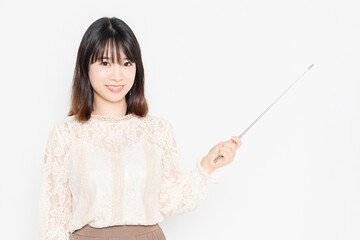 指示棒でポイントを示す若い女性