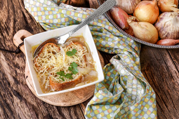 soupe à l'oignon traditionnelle avec pain et gruyère