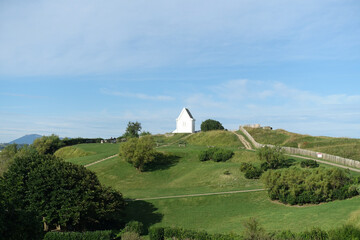 Chapelle sur la pointe de Sainte Barbe, &agrave; Saint Jean de Luz, sur la C&ocirc;te Basque