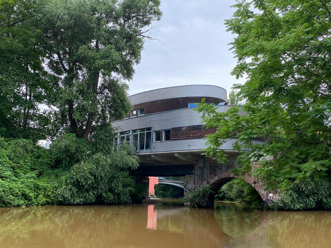 Bootstour auf der Wei&szlig;en Elster in Leipzig, Kongress- und Veranstaltungszentrum &uuml;ber dem Karl-Heine-Kanal, &ouml;ffentlicher Grund