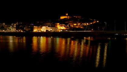 Cidade e universidade de Coimbra e rio Mondego à noite.