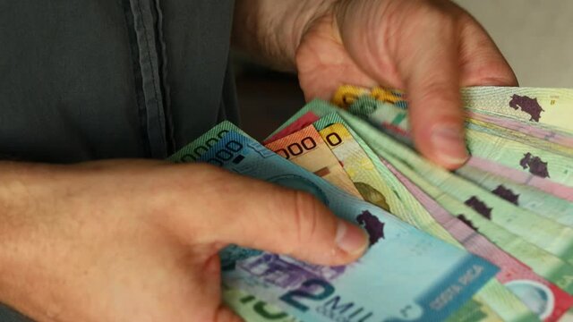 Costa Rican currency, Colones, All bills held and transferred in hand, Close-up 