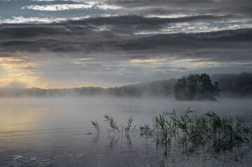 Obraz na płótnie Canvas Sunrise over the lake