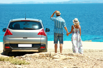 a couple in love came by car to the sea