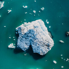 Luftaufnahme über Eisberg in der Gletscherlagune Jokusarlon