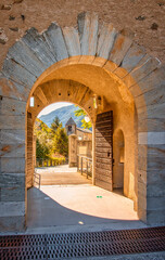 Obraz premium Small alley with the church in the background