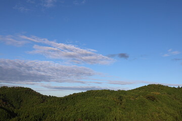 青い空に雲そして山
