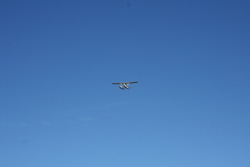 Wasserflugzeug fliegt vor blauem Himmel in Australien