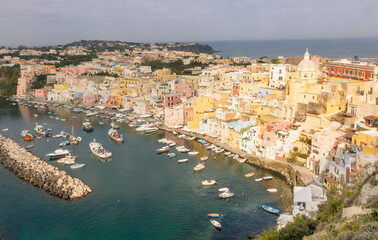 Connu pour son port coloré où chaque maison est peinte dans une teinte pastel différente,...