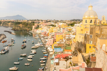 Connu pour son port coloré où chaque maison est peinte dans une teinte pastel différente, Corricella est un port de Procida dans les îles Phlégréennes au large de Naples, dans le sud de l’Italie. 