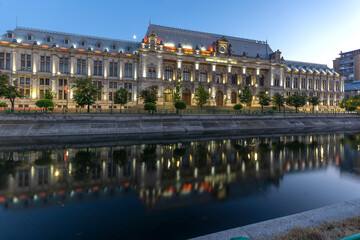 Fototapeta premium Palace of Justice and Dambovita Riveri n of city of Bucharest, Romania