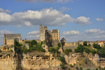 Le château de Beynac-et-Cazenac (24220) domine le village sur son rocher, département de la Dordogne en région Nouvelle-Aquitaine, France