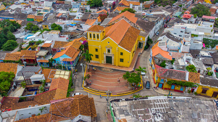Iglesia de la Santísima Trinidad y la plaza de la trinidad en Getsemani (Cartagena, Colombia)