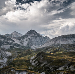 le luci del tramonto su pizzo intermensoli e monte corvo visti dal rifugio duca degli abruzzi