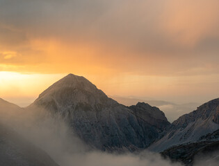 Naklejka premium le luci del tramonto su pizzo intermensoli e monte corvo visti dal rifugio duca degli abruzzi