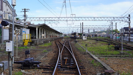 Obraz premium 熊野古道の近くの朝の那智勝浦駅の構内と線路が見える風景