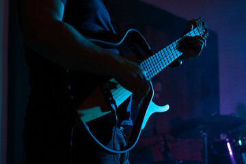 Obraz na płótnie Canvas Músico tocando guitarra
