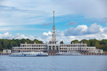 Fototapeta na wymiar the restored building of the Moscow river station with ships at the berths