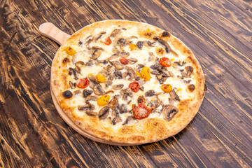 Pizza italiana con receta de tartufata, con setas confitadas, aceite de oliva, tomates cherry rojos y amarillos, alcaparras, anchoas, aceitunas negras, trufa negra y ajo