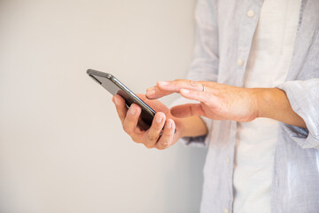 携帯電話を操作する男性
スマホをみる人