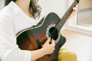 ギターを奏でる女性
ギターを演奏する女性
部屋でギターを演奏する人