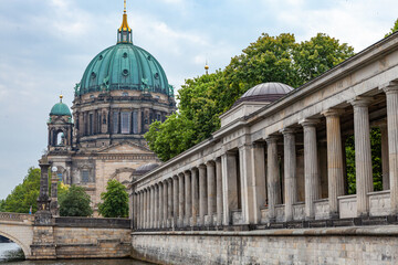 Kolonnaden in Berlin mit Blick auf Berliner Dom © Harlekin-Graphics