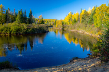Fototapeta na wymiar Fall colors in the Canadian forest with lake in the province of Quebec