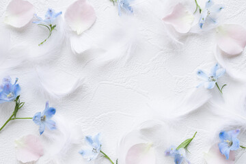 やわらかな白い羽と花の背景　結婚式のカード