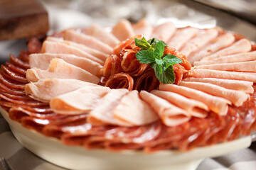 Tábua de fatias de embutidos com foco seletivo.