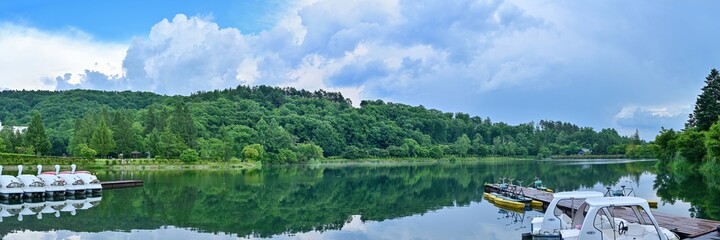 Fototapeta na wymiar 静寂に包まれた夏の蓼科湖のパノラマ情景＠長野