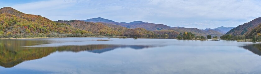 ちょうど見頃の紅葉の秋元湖のパノラマ情景＠福島