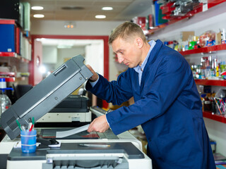 Obraz premium Service engineer using a copy machine. High quality photo