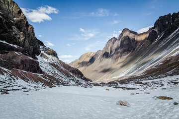 valle y montañas con nieve