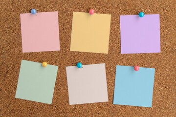 Blank memo papers, note pinned on corkboard
