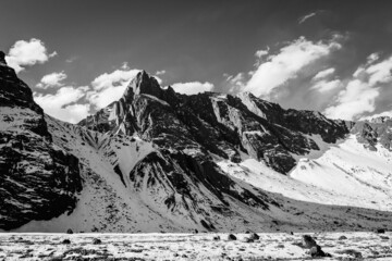 montaña con nieve en el cajon de maipo en blanco y negro