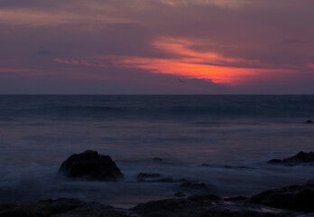 Coucher de soleil dans le Pacifique mexicain avec des couleurs violettes, rougeâtres et orange uniques