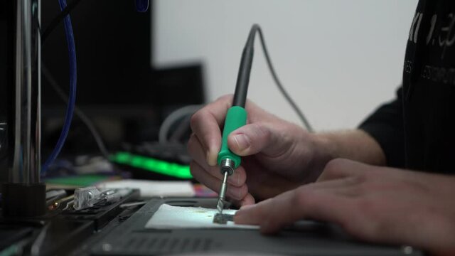 Man technician micro soldering and repairing device