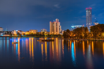 Naklejka premium Night on a pond in the center of the city