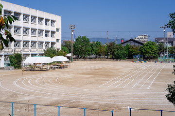 運動会の準備が終わり、白いラインでトラックが描かれた学校の校庭