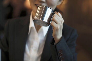 Fototapeta na wymiar Businesswoman drinking coffee in cafe