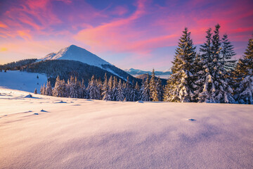 Papier Peint Splendid sunset in the mountains on a frosty evening. Location place of Carpathian mountains, Ukraine, Europe. Picturesque wallpapers. Photo of winter vacation. Happy New Year! Beauty of earth.