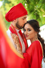Obraz premium Beautiful Indian wedding couple on summer day