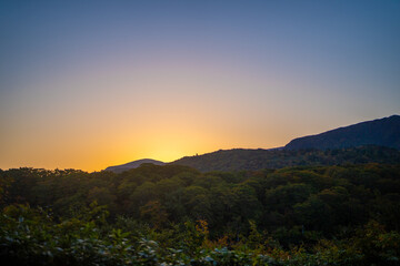 Obraz premium 宮城県栗原市、秋田県湯沢市、雄勝郡東成瀬村、岩手県一関市にある栗駒山の早朝の風景 Early morning view of Mt. Kurikoma in Kurihara City, Miyagi Prefecture; Yuzawa City, Akita Prefecture; Higashinaruse Village, Ogatsu County; and Ichinoseki Cit