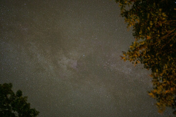 紅葉の時期に宮城県栗原市、秋田県湯沢市、雄勝郡東成瀬村、岩手県一関市にある栗駒山近くで星空を撮影した風景 Starry skies near Mt. Kurikoma in Kurihara City, Miyagi Prefecture; Yuzawa City, Akita Prefecture; Higashinaruse Village, Ogatsu County; and Ichino