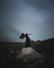 岩の上で踊る女性